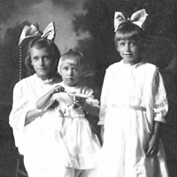 Elsie Raer and her sisters Charlotte and Gertrude 